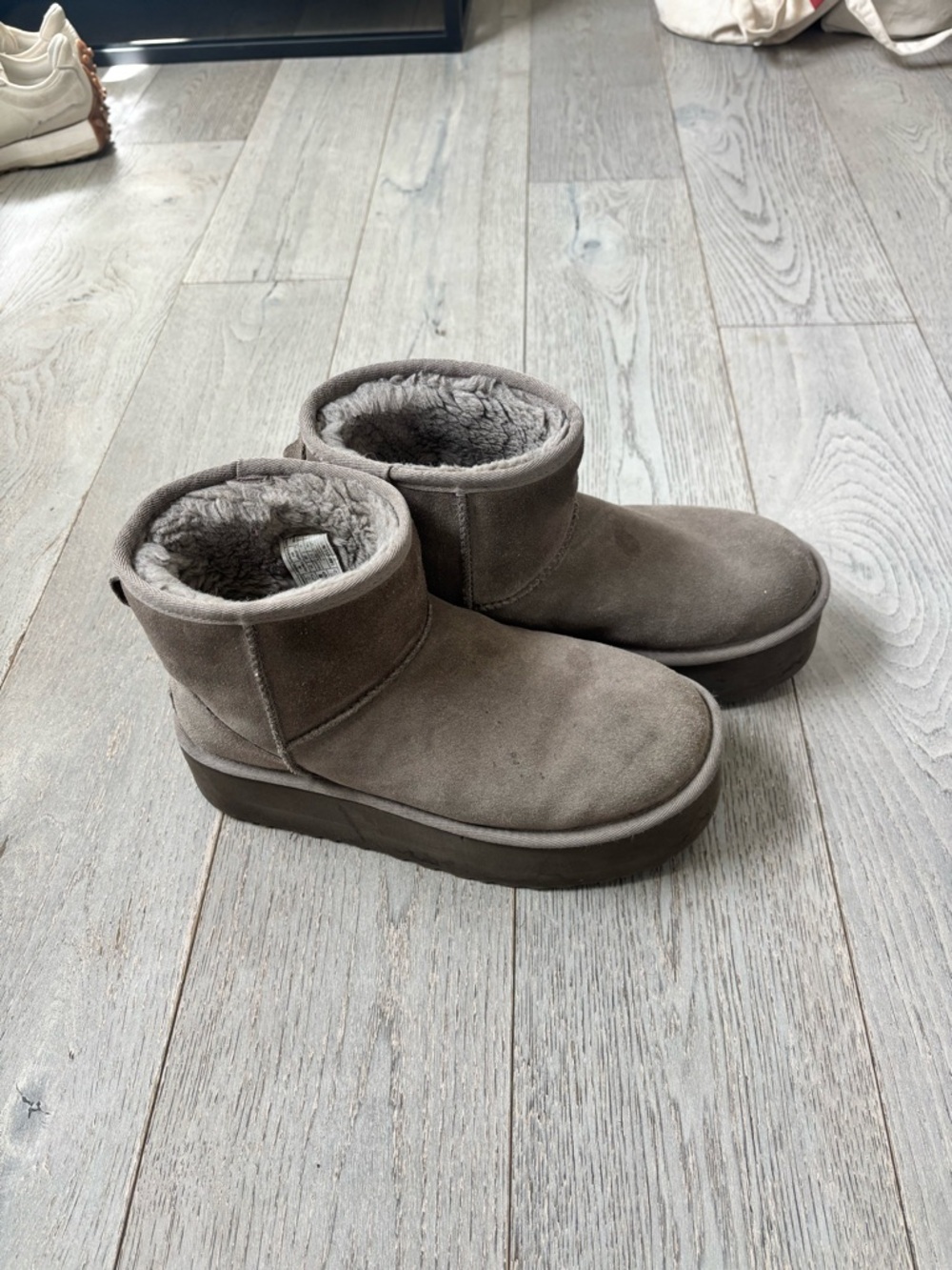 UGG Classic Mini Platform Boots - Picture 5 of 9